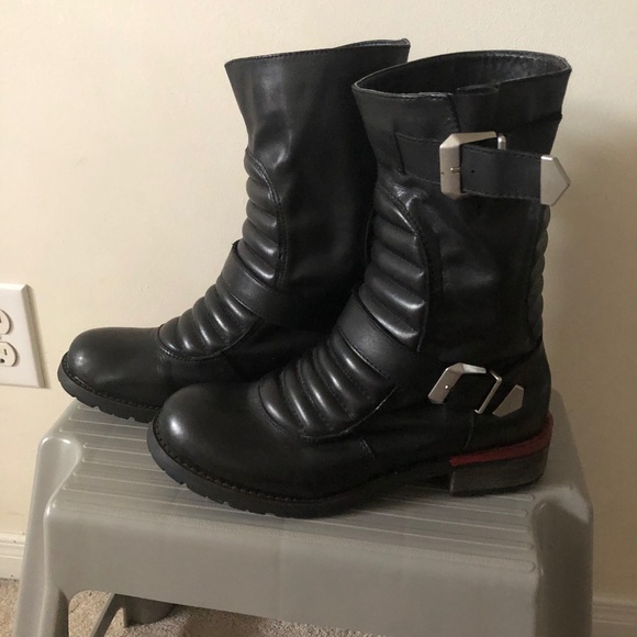 Boot - Picture 1 of 2